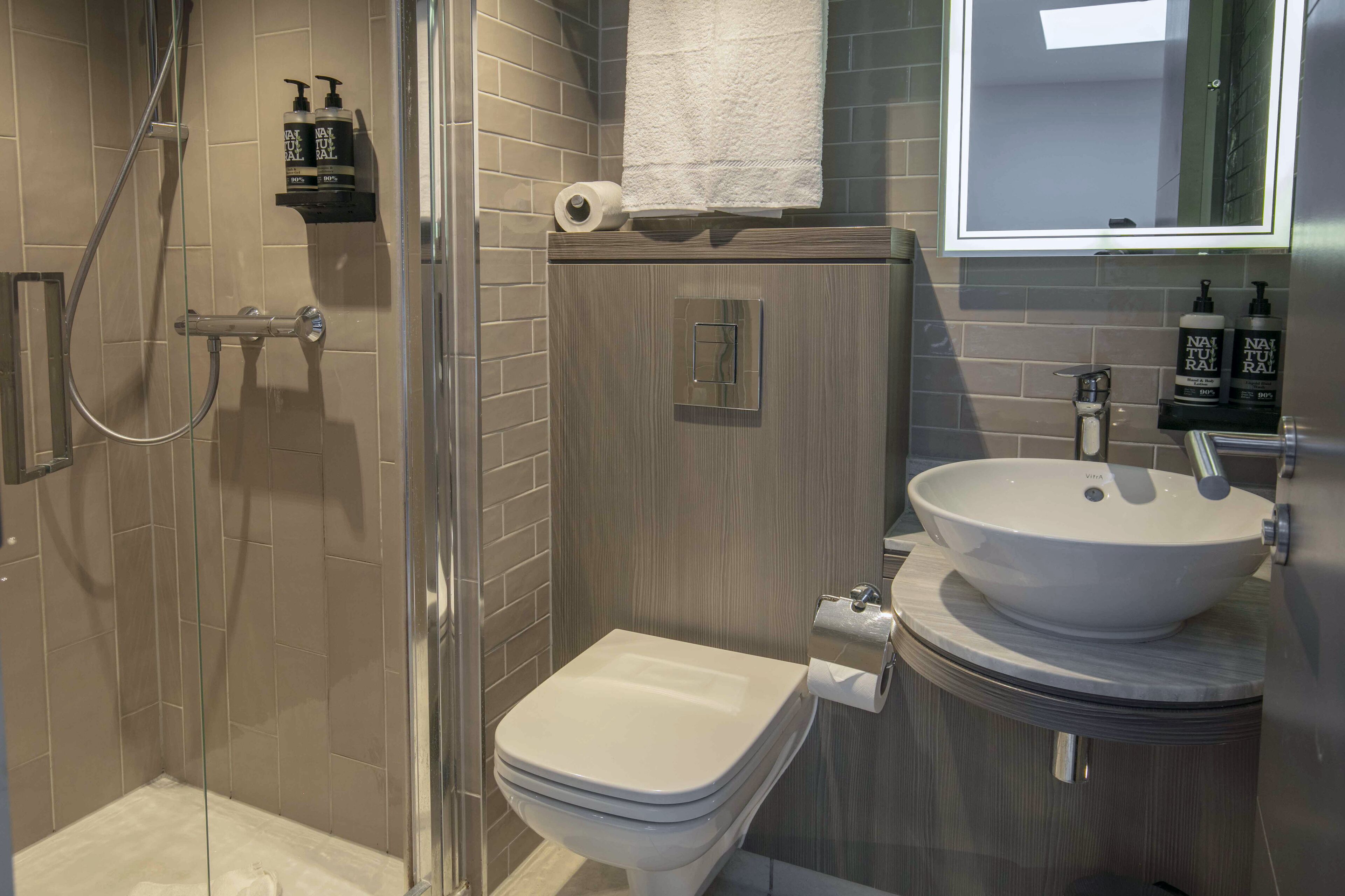 junior suite, 1 double bed, non smoking | bathroom | shower, hair dryer, towels