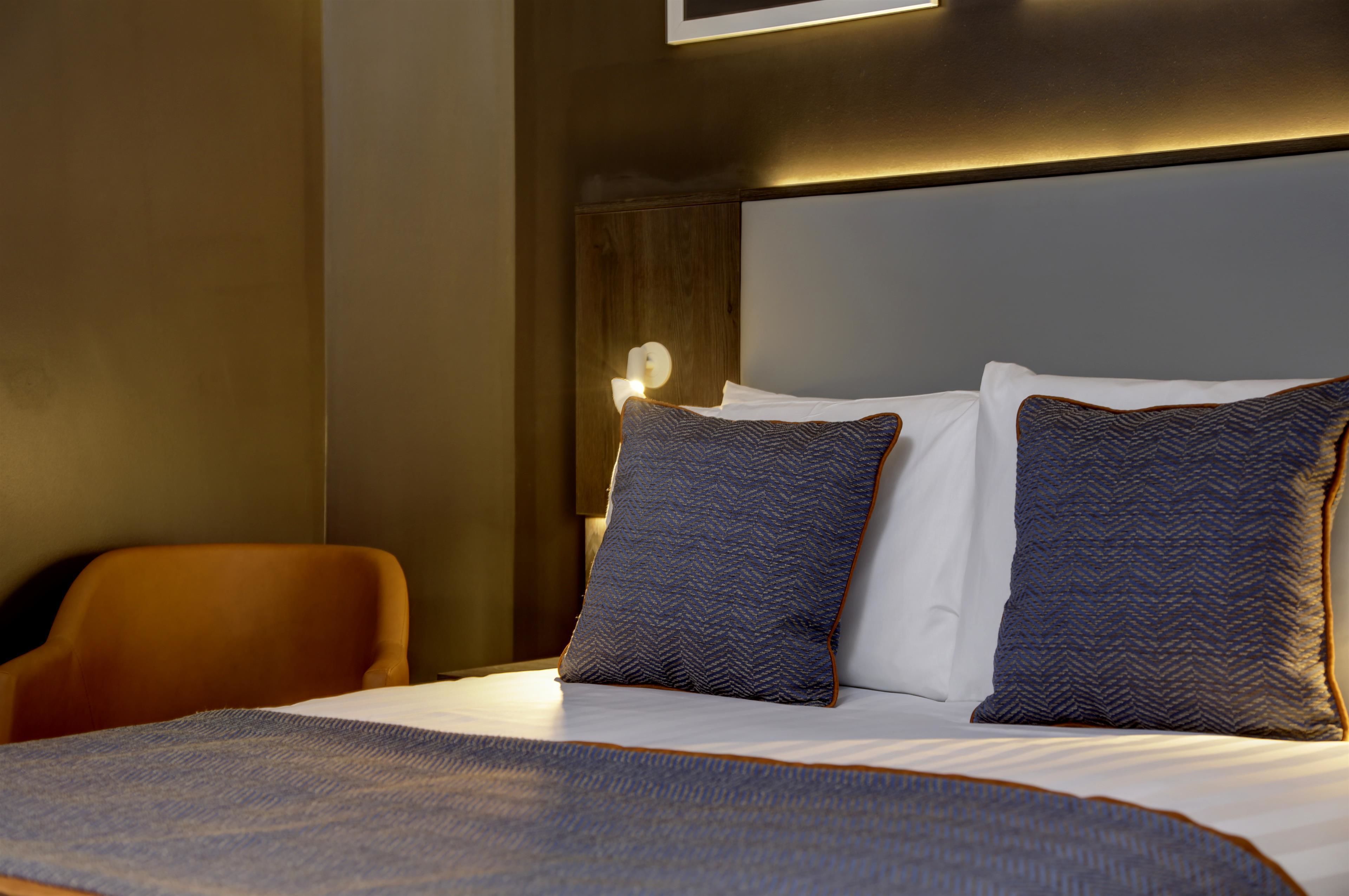 standard room, 1 double bed, non smoking, no windows | in-room safe, desk, soundproofing, iron/ironing board