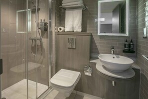 Executive Room, 1 Double Bed, Non Smoking | Bathroom | Shower, hair dryer, towels