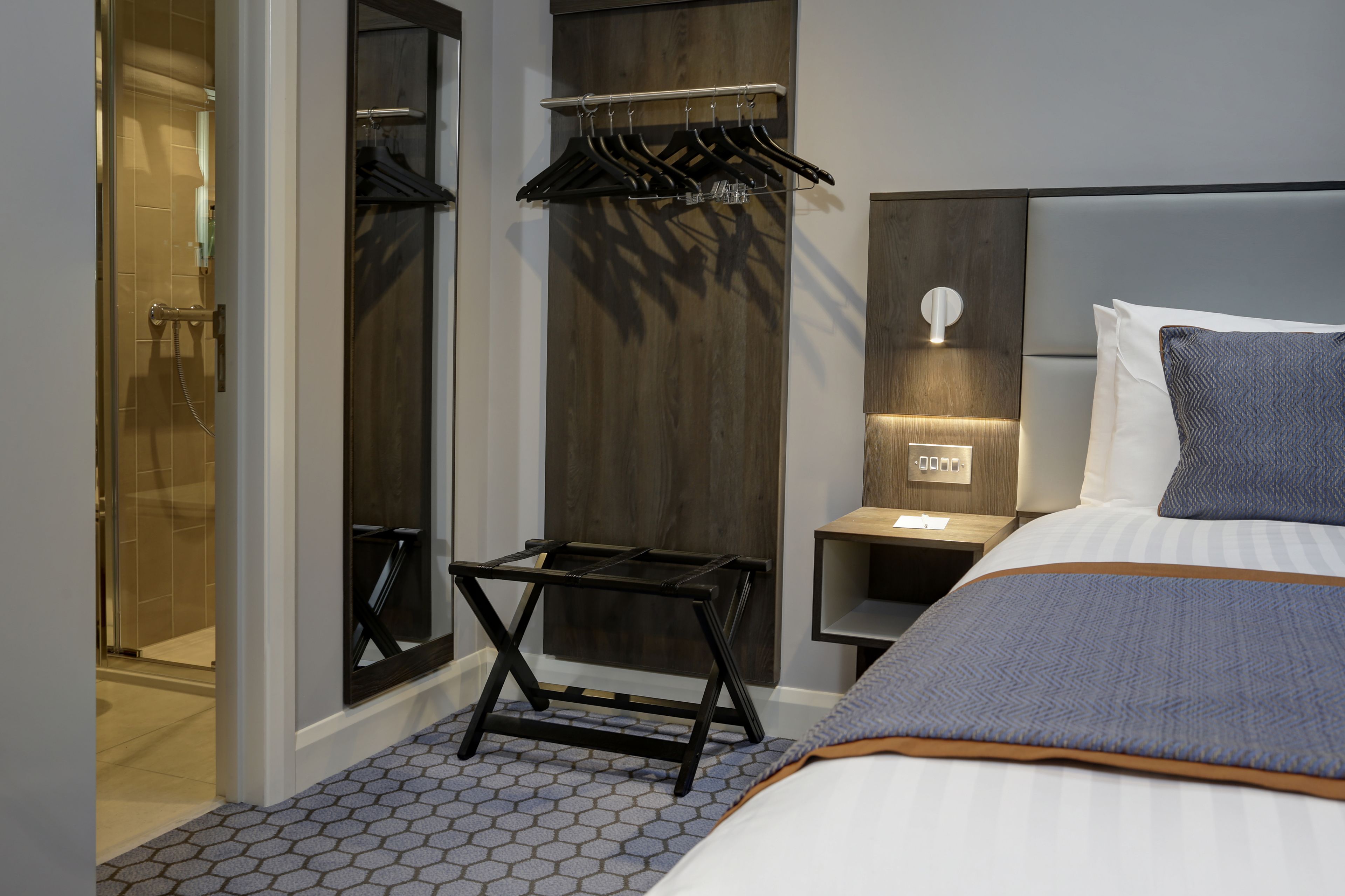 standard room, 1 single bed, non smoking | in-room safe, desk, soundproofing, iron/ironing board