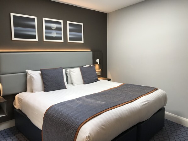 Junior Suite, 1 Double Bed, Non Smoking | In-room safe, desk, soundproofing, iron/ironing board