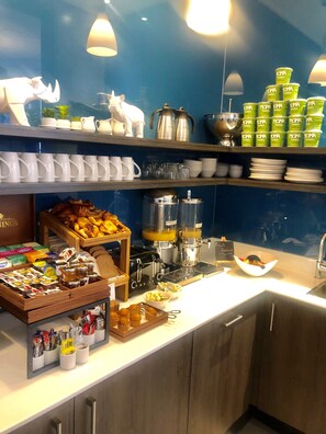 Daily to-go breakfast (GBP 8.00 per person) - Best Western Plus Vauxhall Hotel (London)