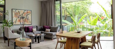 Habitació Deluxe, 1 llit de matrimoni gran i sofà llit, balcó, vistes al jardí | Roba de llit d'alta qualitat i caixa forta a l'habitació