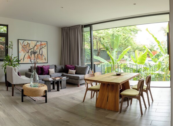 Ropa de cama de alta calidad y caja de seguridad en la habitación 