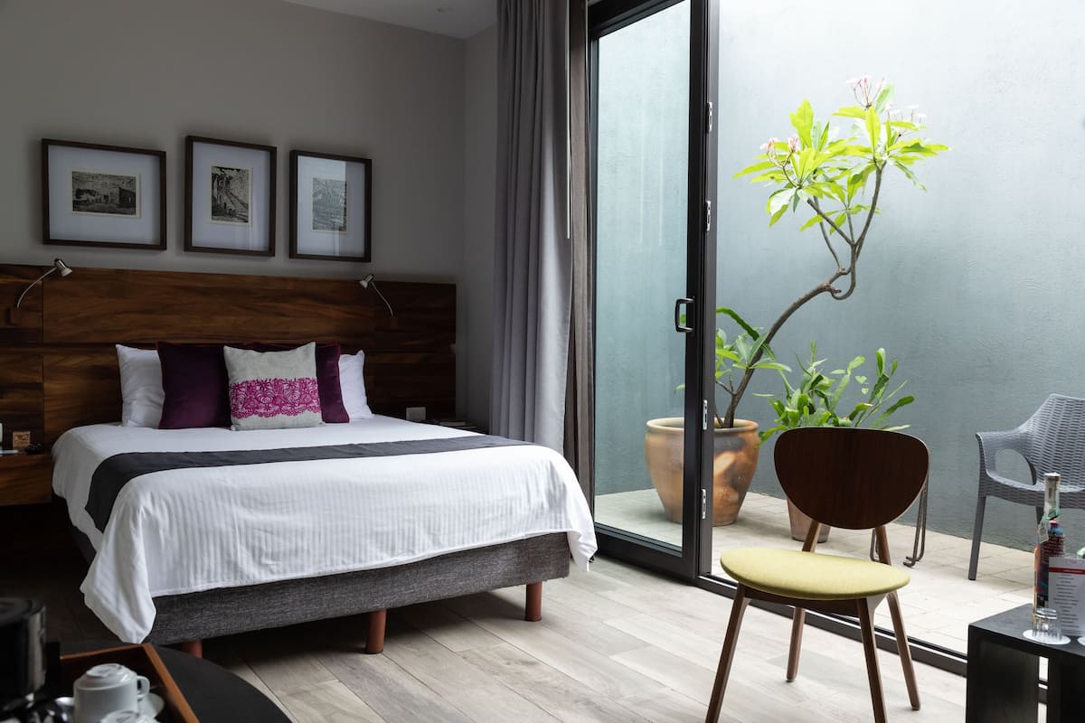 Standardzimmer, 1 Queen-Bett | Hochwertige Bettwaren, Zimmersafe, Verdunkelungsvorhänge