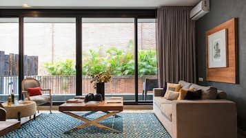 Master Suite | Living area | 42-inch flat-screen TV with cable channels, TV