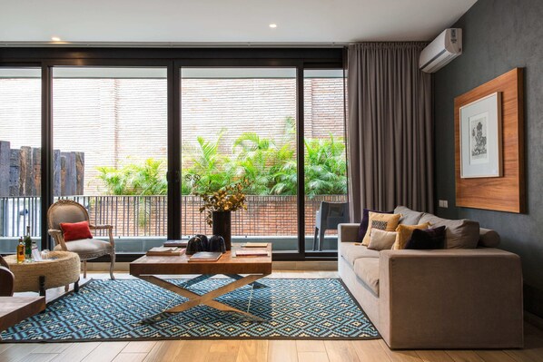 Master Suite | Living area