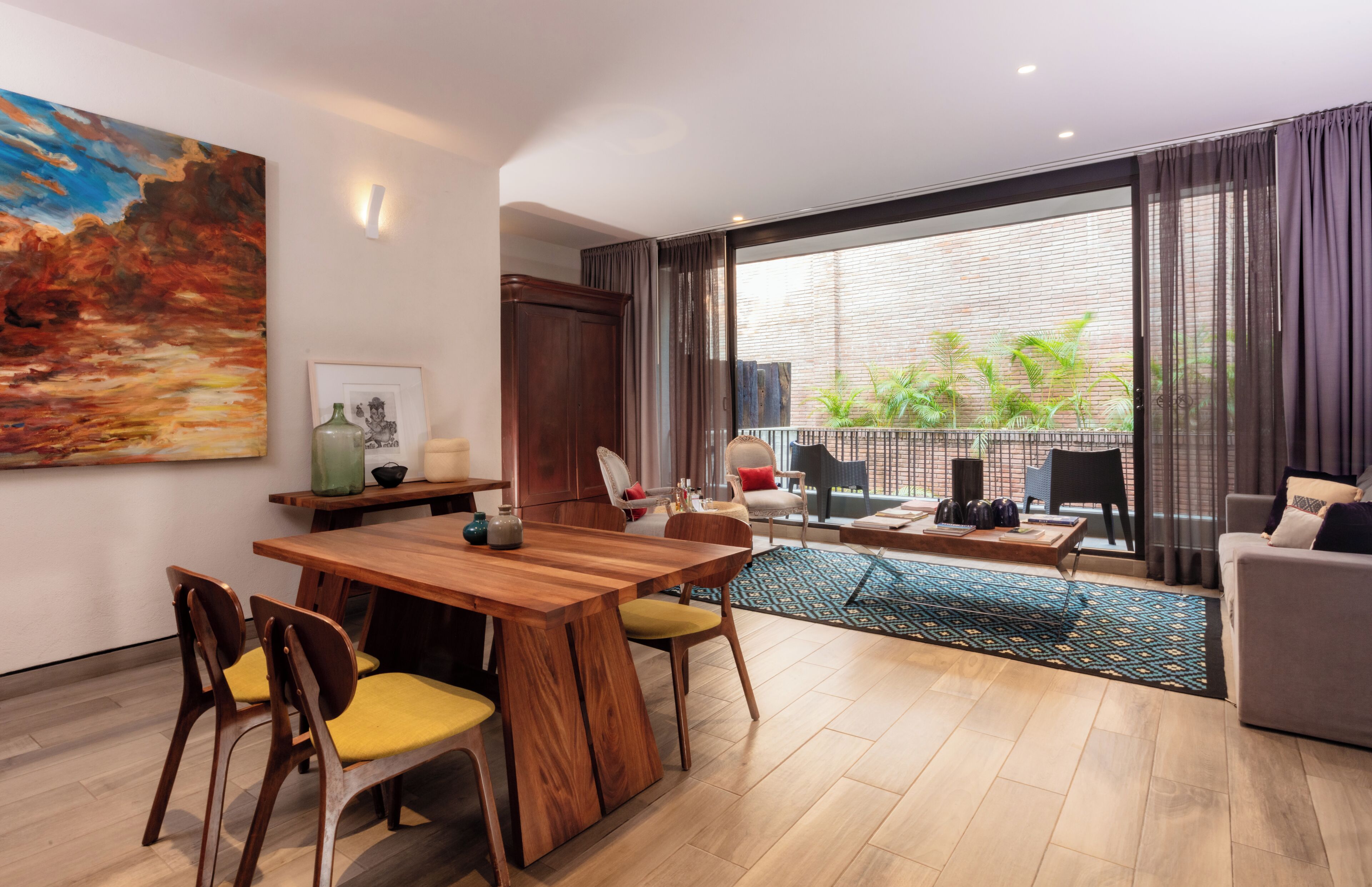 豪華客房, 1 張特大雙人床和 1 張沙發床, 陽台, 花園景觀 | 起居區 | 42-吋平面電視、有線頻道、電視