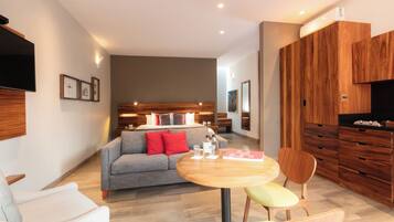 Habitación junior, balcón | Ropa de cama de alta calidad y caja de seguridad en la habitación