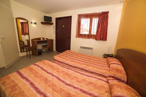 Desk, free WiFi - (Avesnelles)