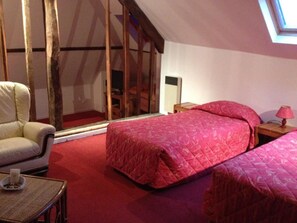 Desk, free WiFi - (Avesnelles)