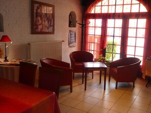 Lobby sitting area - (Avesnelles)