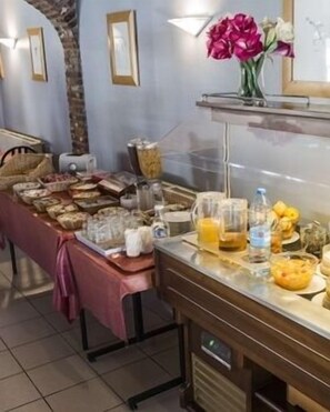 Daily continental breakfast (EUR 8.50 per person) - (Avesnelles)