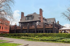 المنطقة المحيطة بالمنشأة