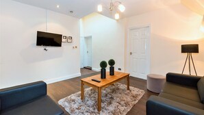 Standard Apartment, 4 Bedrooms, 2 Bathrooms | Living room