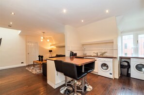 스탠다드 아파트, 침실 4개, 욕실 2개 | 거실 공간 | 평면 TV