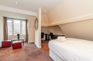 스탠다드 아파트, 침실 4개, 욕실 2개 | 1 개의 침실, 고급 침구, 책상, 다리미/다리미판