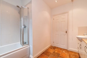 Standard Apartment, 4 Bedrooms, 2 Bathrooms | Bathroom | Separate tub and shower, free toiletries, hair dryer, towels