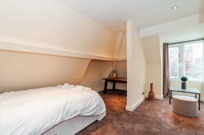 Standard Apartment, 4 Bedrooms, 2 Bathrooms | 1 bedroom, premium bedding, desk, iron/ironing board - Tokyo Apartments (Leeds)