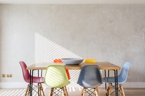 Appartement Design, 2 chambres | Repas dans la chambre