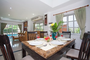Comfort Villa, 4 Bedrooms | In-room dining