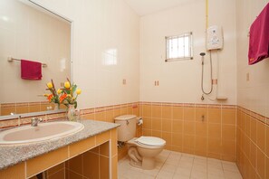 คอมฟอร์ทวิลล่า, 4 ห้องนอน | ห้องน้ำ | ฝักบัว, ของใช้ในห้องน้ำฟรี, ผ้าเช็ดตัว