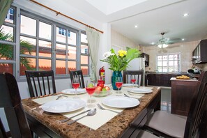 Vila conforto, 4 quartos | Opções para refeição no quarto
