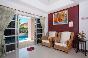 Comfort Villa, 4 Bedrooms | Living area