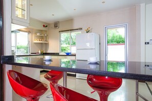 Comfort-Villa, 5 Schlafzimmer | Eigene Küche | Mikrowelle, Ofen, Herdplatte, Kochgeschirr/Geschirr/Besteck