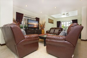 Comfort Villa, 5 Bedrooms | Living room | Flat-screen TV - Baan Duan (Pattaya)