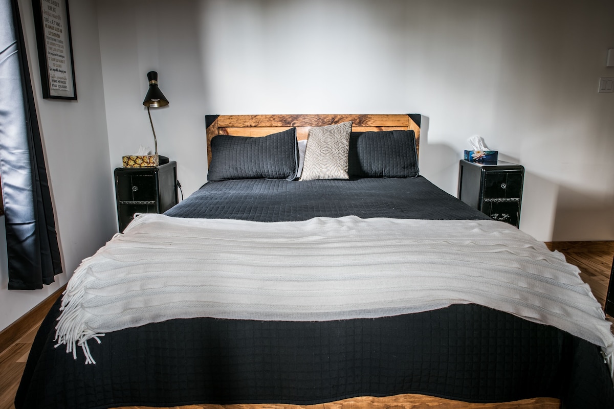Panorama tweepersoonskamer, 1 queensize bed, uitzicht op meer (La Chic en noir) | Een laptopwerkplek, verduisterende gordijnen, geluiddichte muren