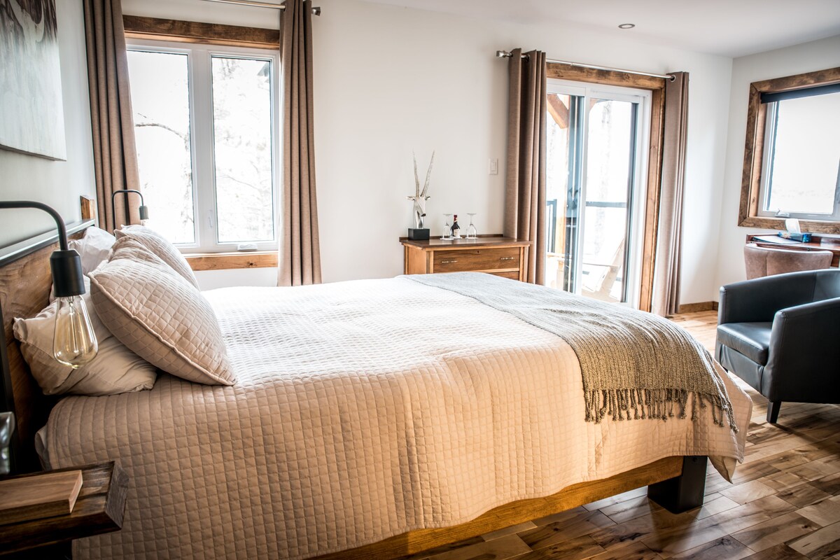 Superior tweepersoonskamer, 1 queensize bed, koelkast, uitzicht op bergen (La Cache plus grande) | Een laptopwerkplek, verduisterende gordijnen, geluiddichte muren