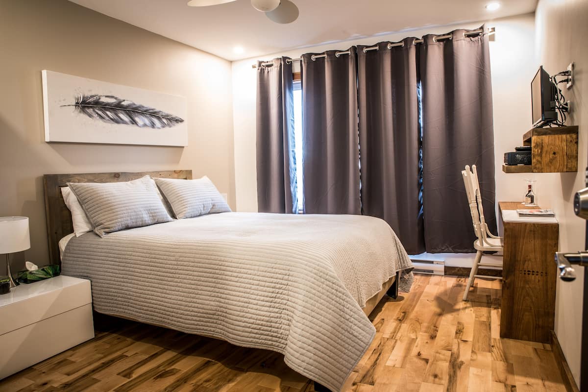 Habitación doble Confort, 1 cama Queen size, vista al lago (La chouette avec vue) | Espacio para trabajar con laptop, cortinas blackout y insonorización