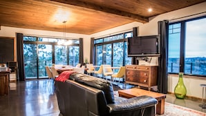 Lobby sitting area - Gite du haut des arbres (Saguenay)