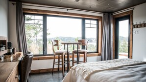 Room, 1 Queen Bed (Cache) - Gite du haut des arbres (Saguenay)