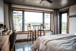 Room, 1 Queen Bed (Cache) | Laptop workspace, blackout curtains, soundproofing, iron/ironing board - Gite du haut des arbres (Saguenay)