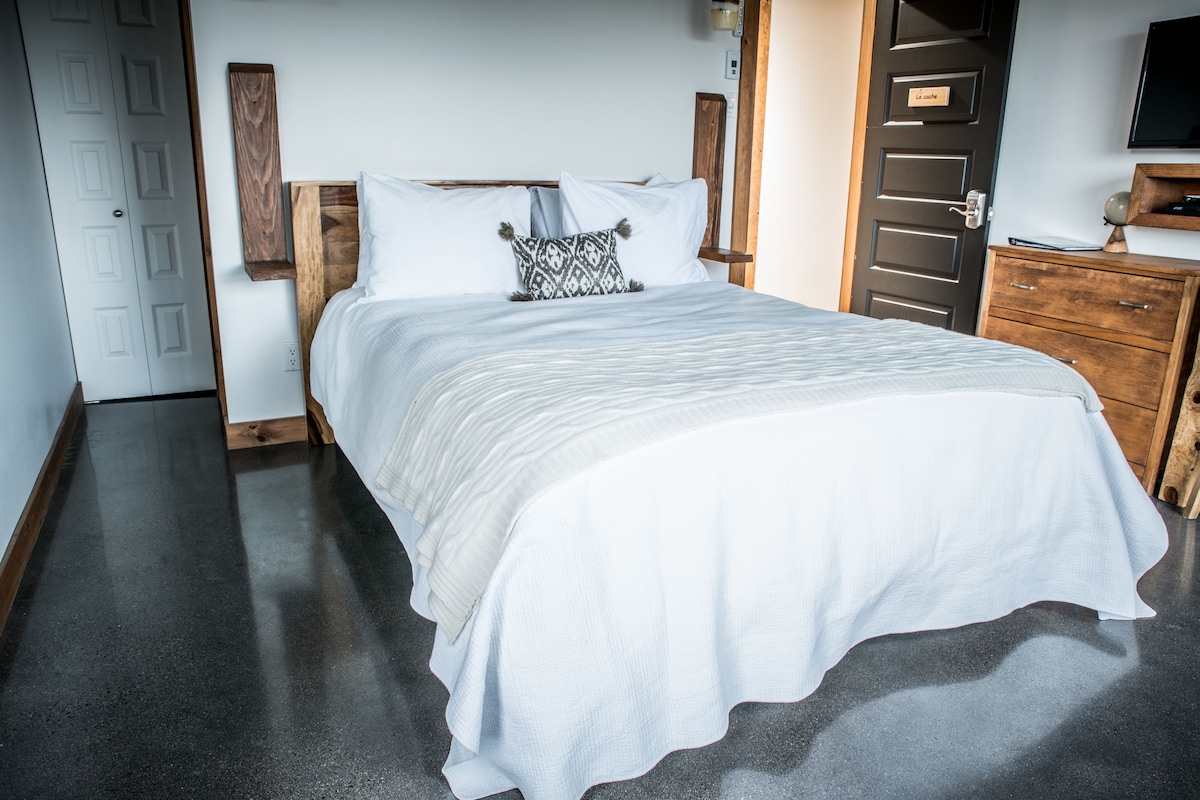 Kamer, 1 queensize bed (Cache) | Een laptopwerkplek, verduisterende gordijnen, geluiddichte muren