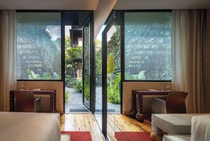 Suite (Verde) | Premium bedding, in-room safe, individually decorated