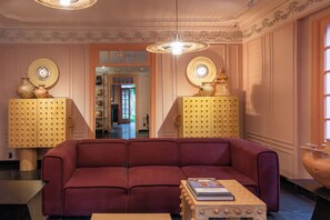 42 吋平面電視連有線電視頻道、智能電視、Netflix