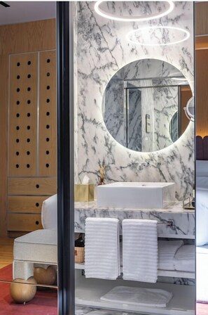 Suite (Azul) | Bathroom | Shower, designer toiletries, hair dryer, bathrobes