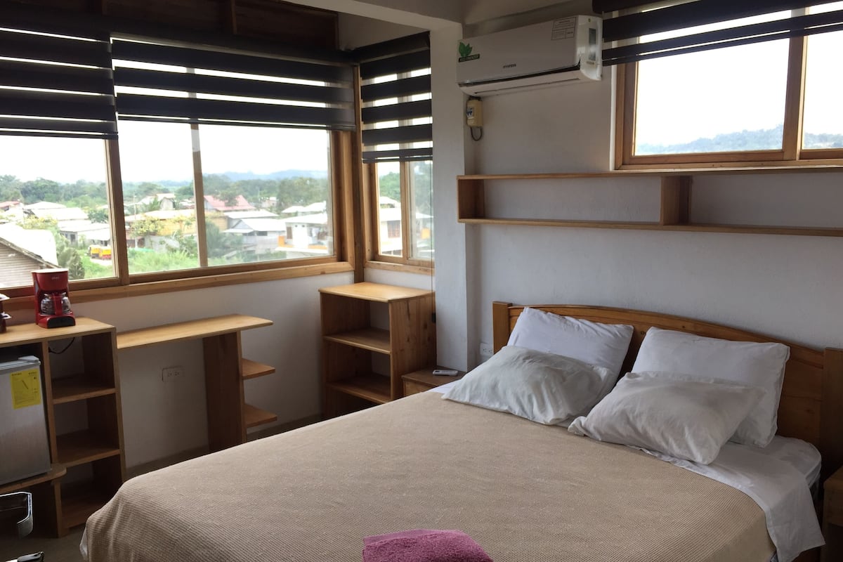 Studiosuite – deluxe | Sengetøy av topp kvalitet, dundyner, wi-fi (inkludert) og sengetøy