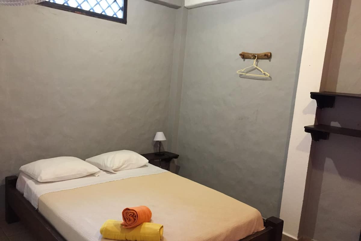 Habitación triple básica | Ropa de cama de alta calidad, edredones de plumas, wifi gratis