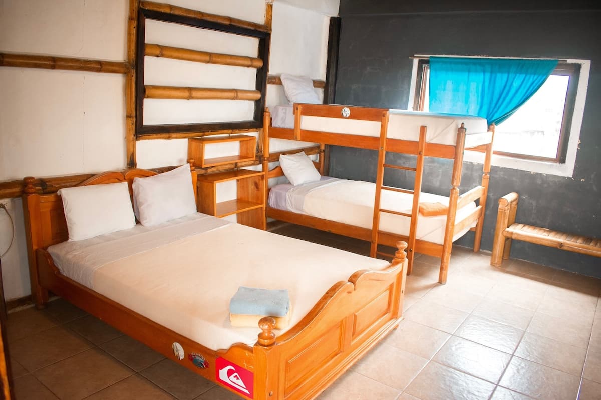 Suite estudio familiar, varias habitaciones, baño privado, vistas a la montaña | Ropa de cama de alta calidad, edredones de plumas, wifi gratis