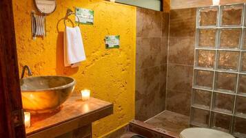 Canada Ecoturistica Triple | Baño | Ducha, artículos de higiene personal gratuitos y toallas