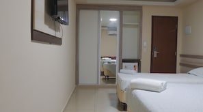 Frigobar, escrivaninha, ferros/tábuas de passar roupa, Wi-Fi de cortesia