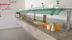 Un mostrador de buffet con diferentes alimentos y salsas.