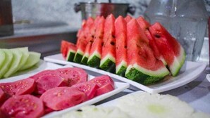 A plate of sliced watermelon and cucumber. - Altiplano Hotel (João Pessoa)