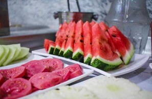 Una porción de sandía y pepino en rodajas.