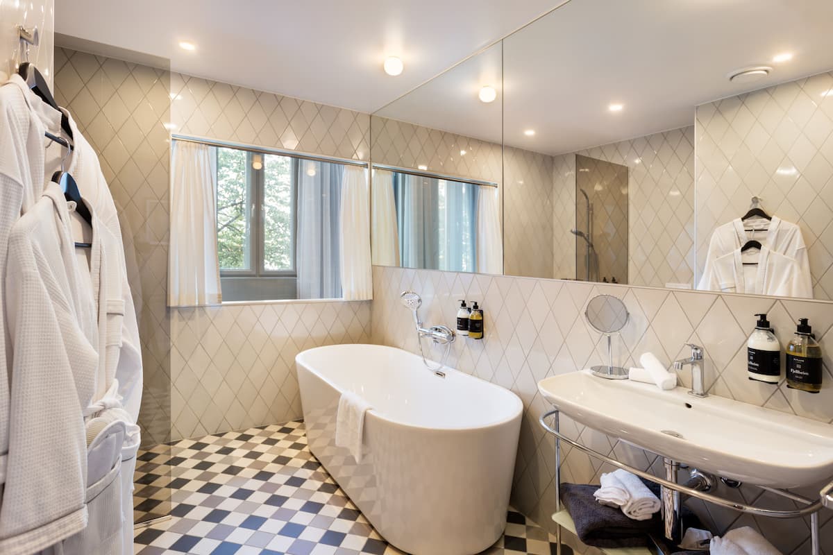 exclusive suite, harbour view | bathroom | designer toiletries, hair dryer, slippers, heated floors