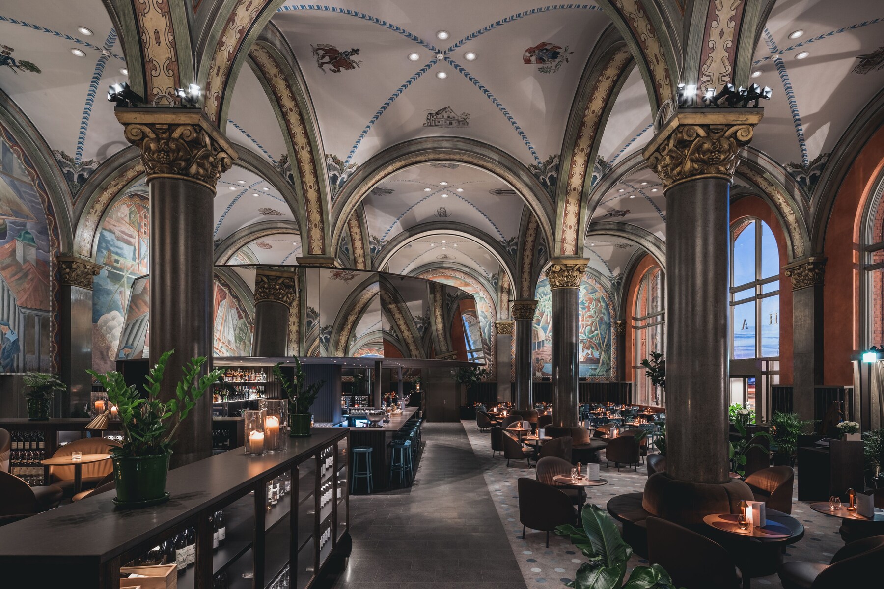 3 restaurants; breakfast, lunch, dinner and brunch served